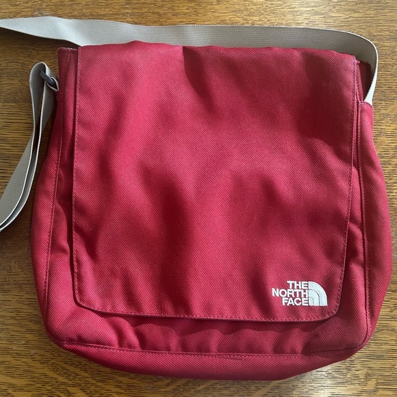 NORTHFACE Crossbody Canvas Messenger Bag. Unisex Red/Cream. TRAVEL WORK CASUAL